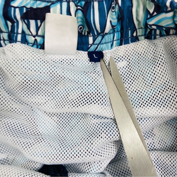 Vineyard Vines flying fish swim trunks. Size Large - Picture 6 of 8